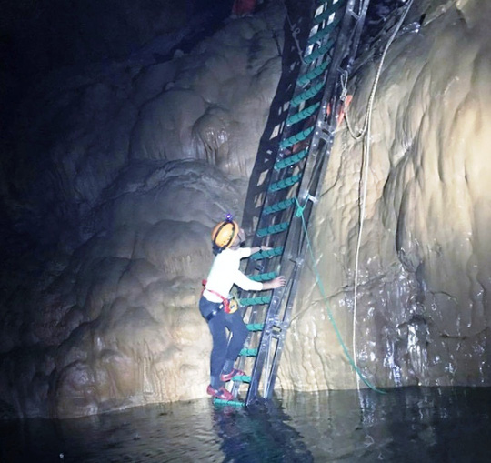 Khoan[-]thạch[-]nhũ[-]hàng[-]triệu[-]năm[-]để[-]lắp[-]thang[-]sắt[-]trong[-]hang[-]Sơn[-]Đoòng